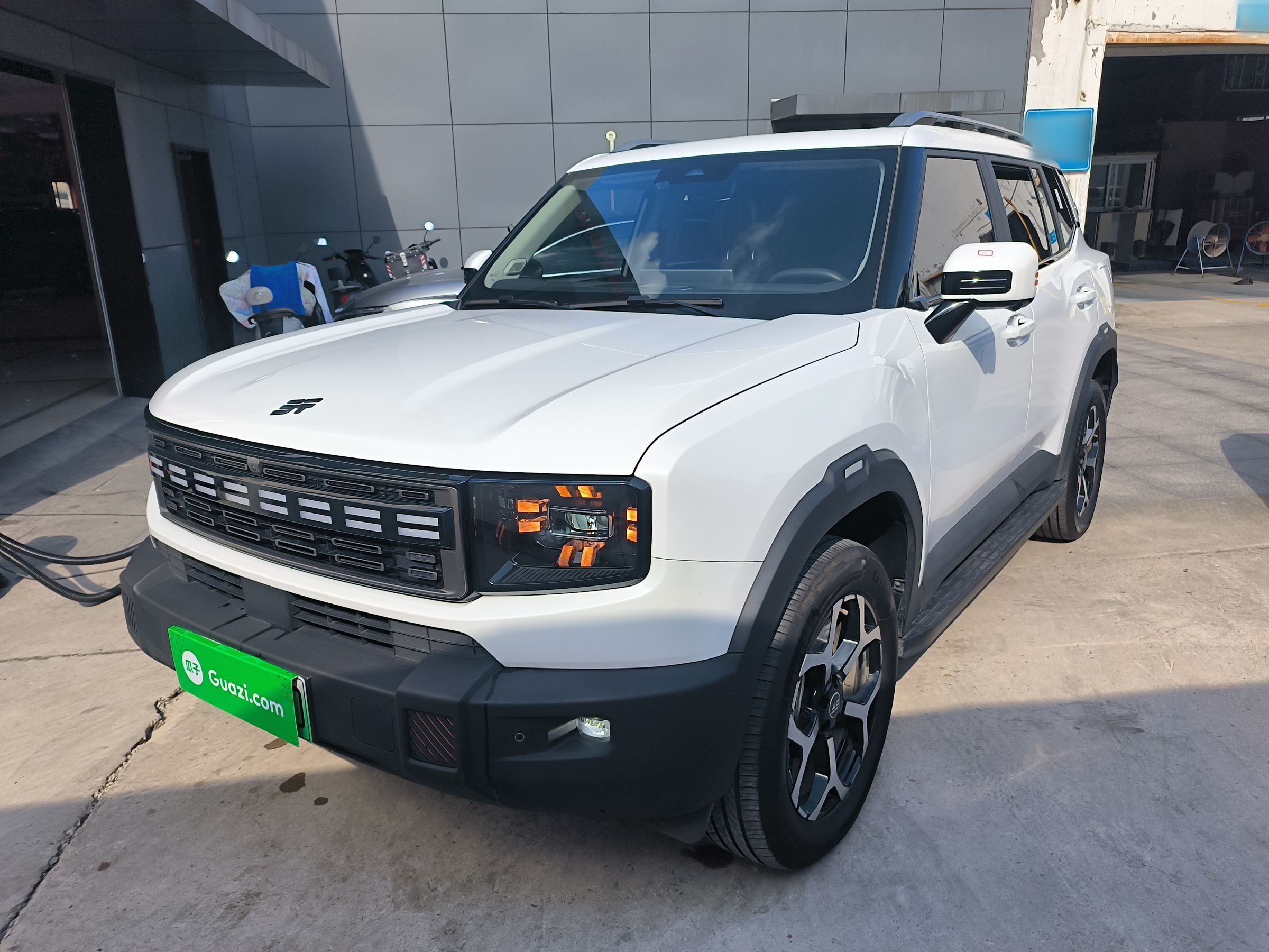 تحت مقدمة السيارة