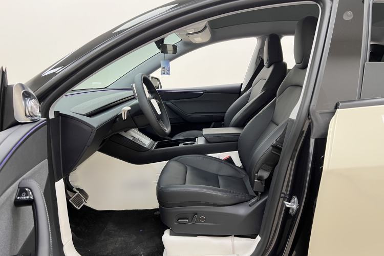 Used Tesla Model Y 2025 Rear-Wheel-Drive Version Interior 3