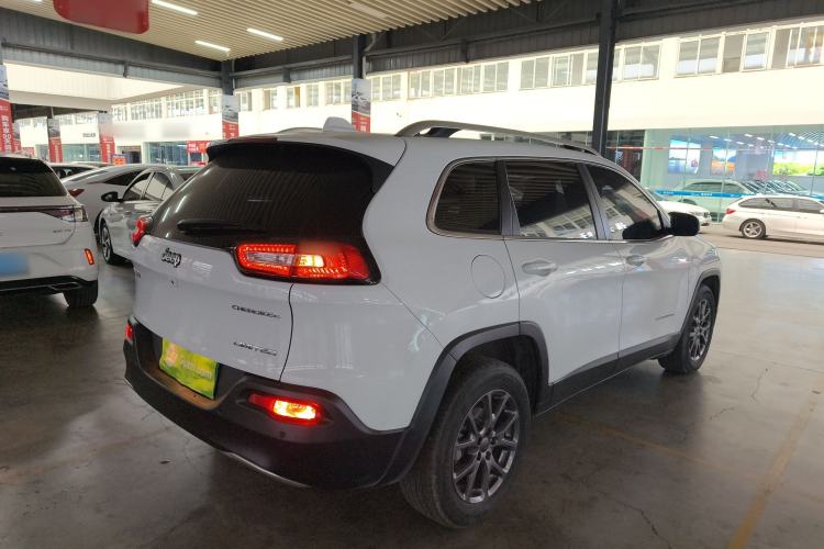 Used Jeep Cherokee 2020 2.0L Two-Wheel Drive Classic Sports Edition Rear Right 45 Deg