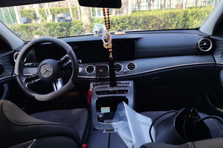 Used Mercedes-Benz E-Class New Energy 2023 E 350 e L Plug-in Hybrid Sports Sedan Center Console