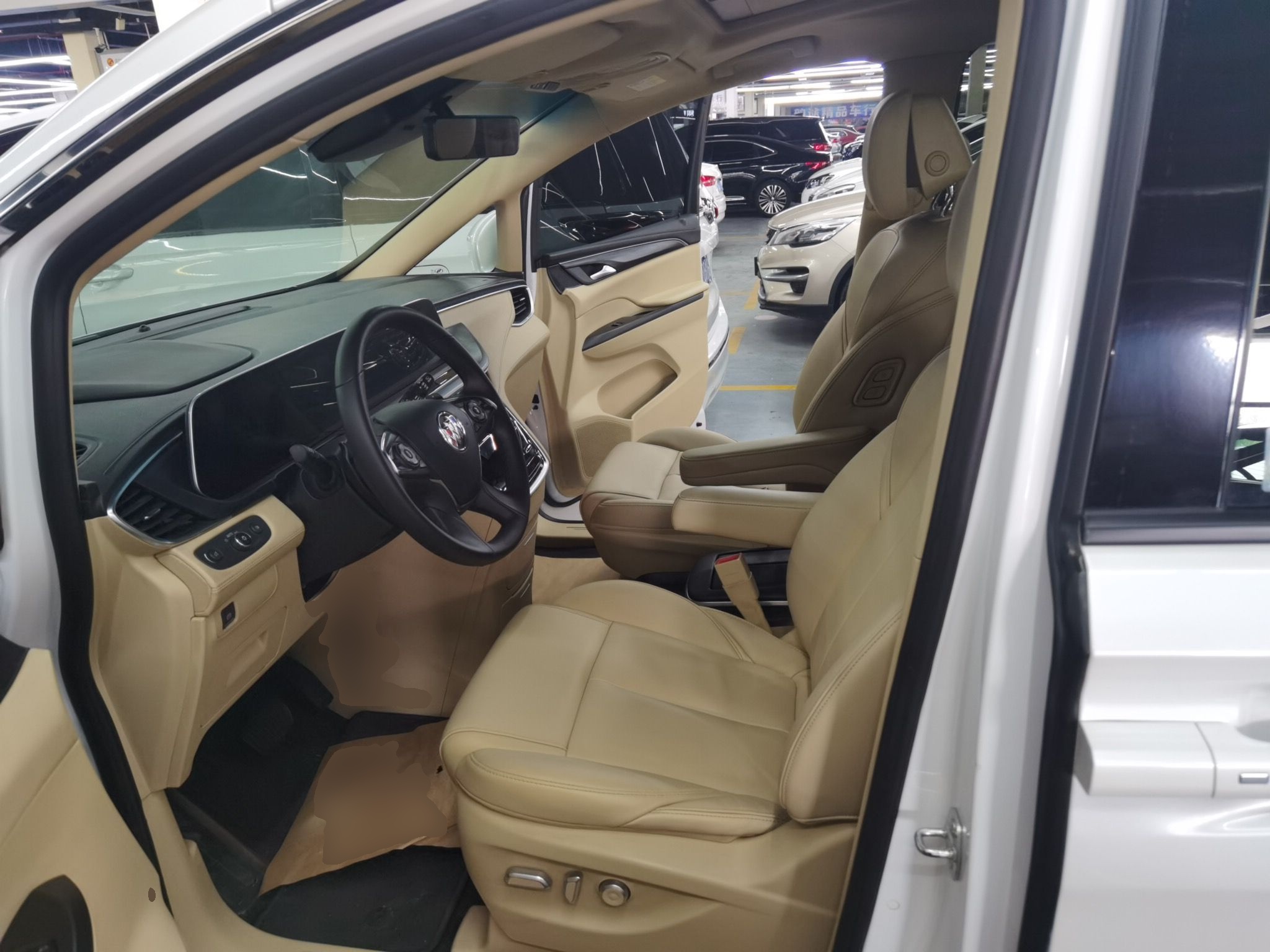 Переднее сиденье в автомобиле