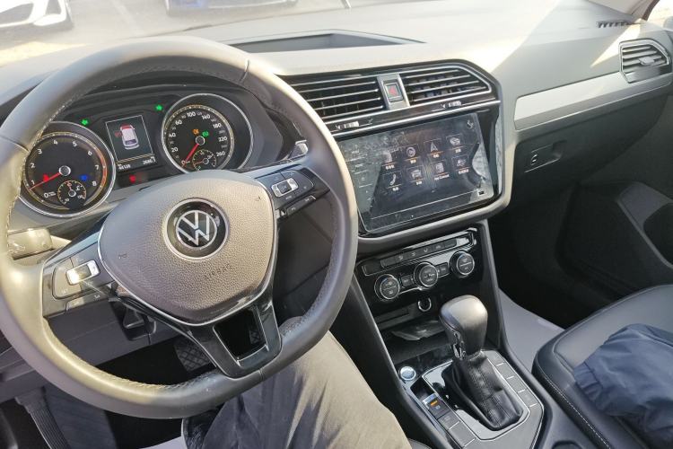 Used Volkswagen Tiguan L 2021 330TSI Automatic Two-Wheel Drive Smart Edition Center Console