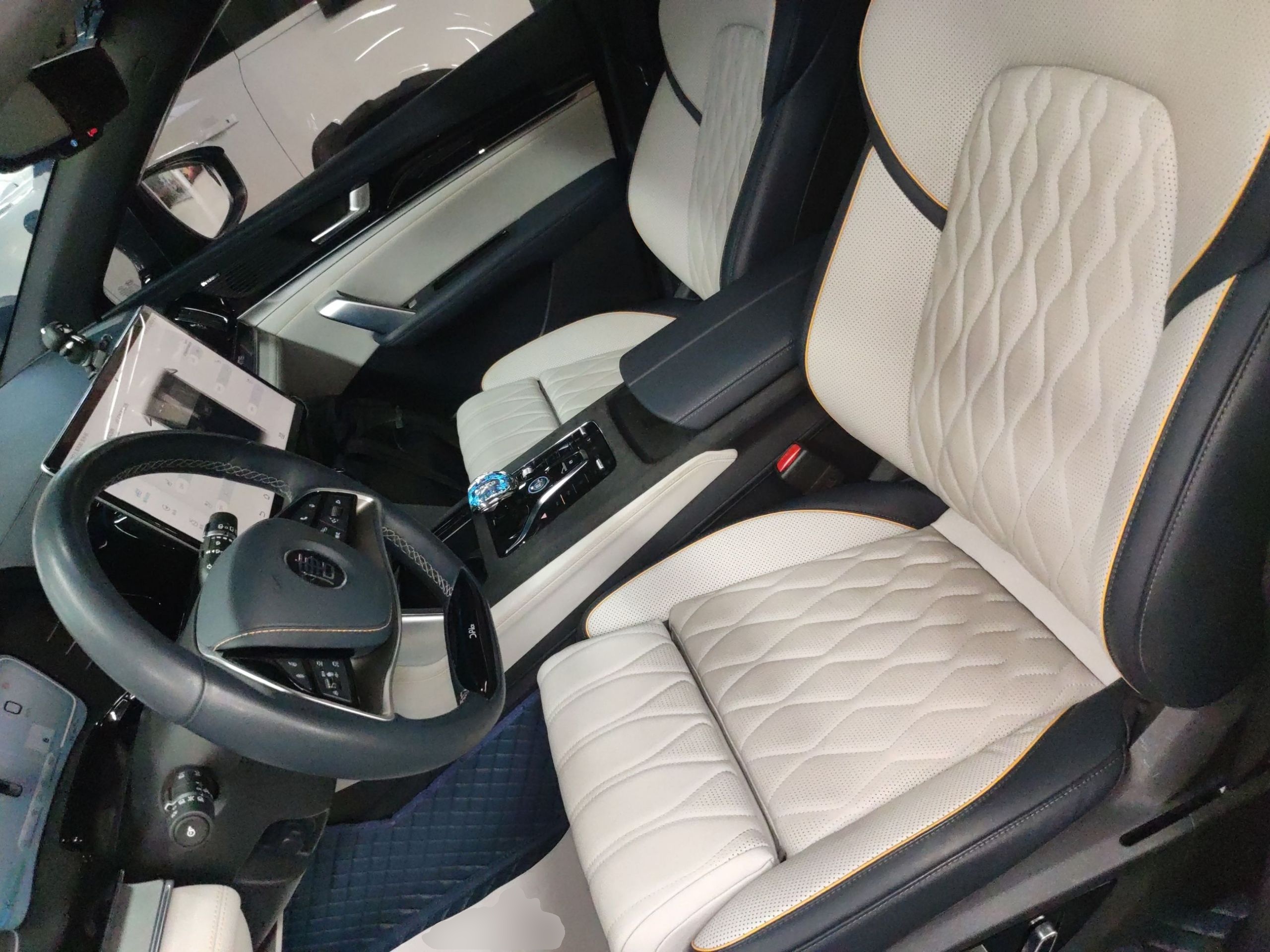 المقاعد الأمامية داخل السيارة