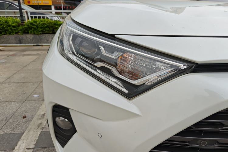 Used Toyota RAV4 2022 2.0L CVT Four-Wheel Drive Premium Edition Right Front Headlight