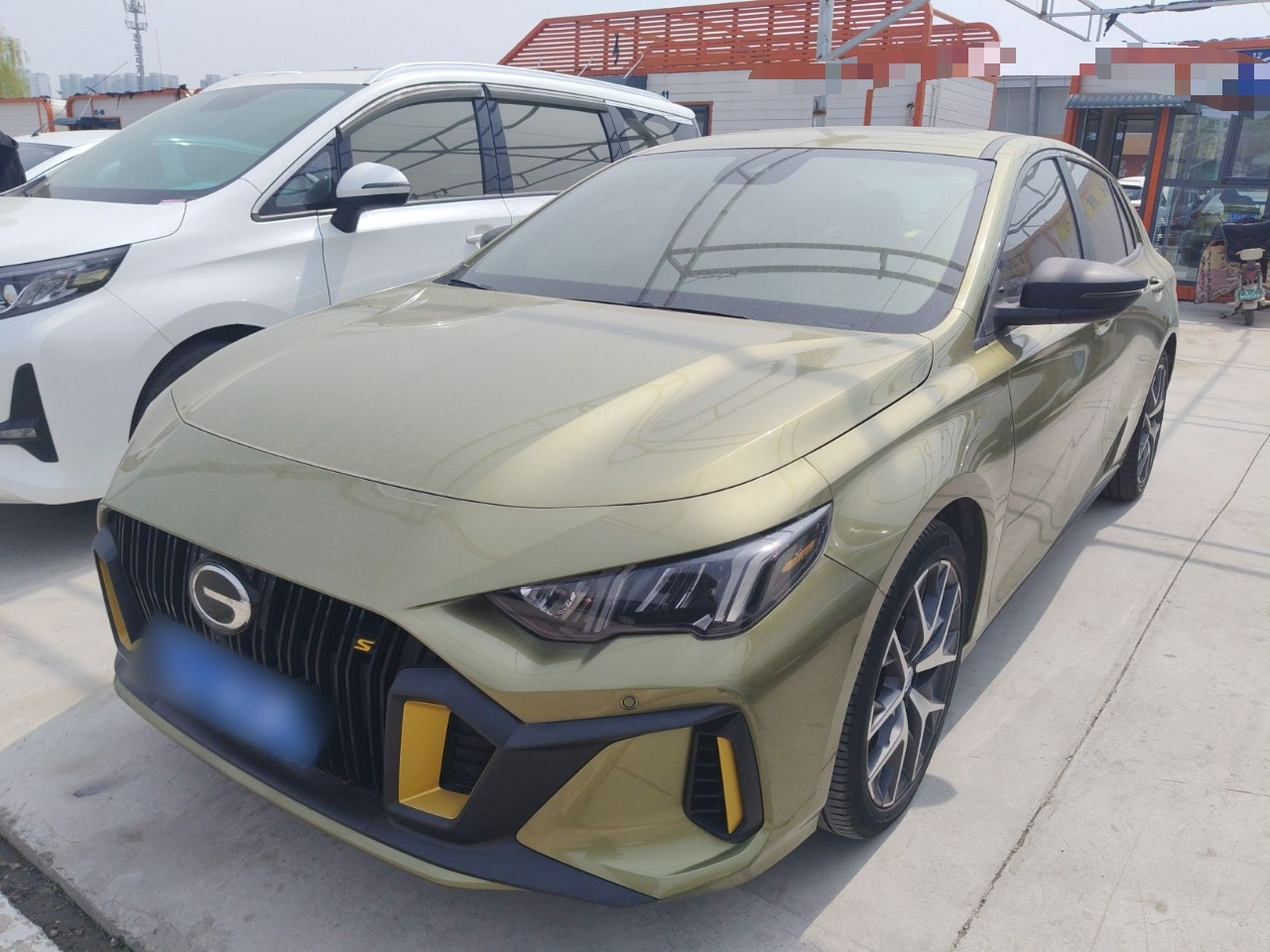 Под передней частью автомобиля