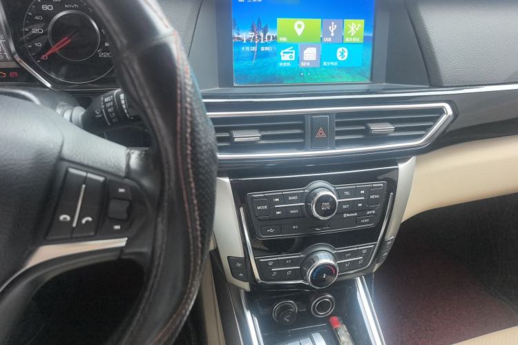 Used Zotye Domy X5 2017 Classic Edition 1.5T Manual Luxury Model Center Console