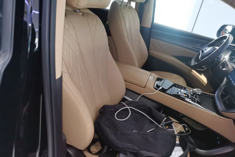 Used Denza D9 2025 DM-i Smart Drive 1020 Four-Wheel Drive Deluxe Model
