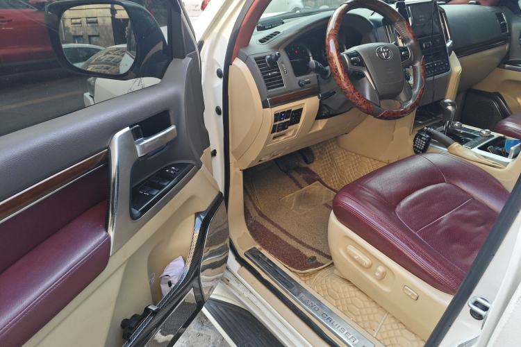 Used Toyota Land Cruiser 2017 5700 Middle East Edition
