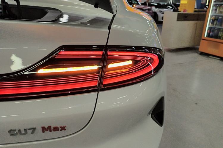 Used Xiaomi Auto SU7 2024 Four-Wheel Drive Ultra-Long Range Advanced Intelligent Driving Max Edition Right Rear Taillight