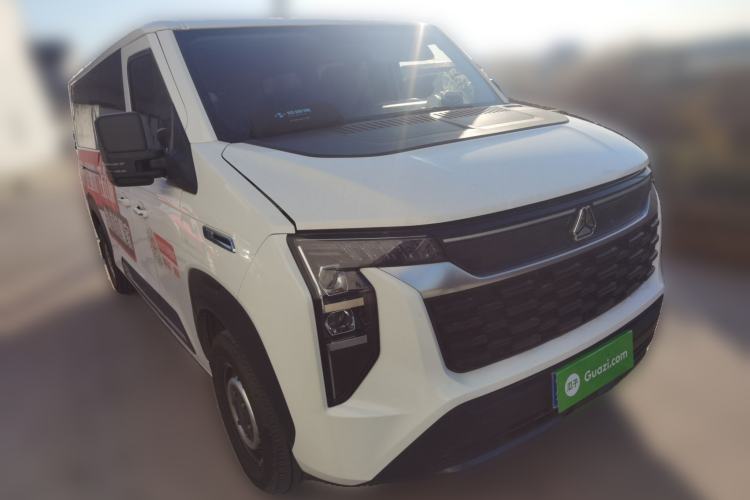 Used Sinotruk Pioneer V 2024 Multi-Function Edition 2.0T Manual Mid-Roof Low-Profile
