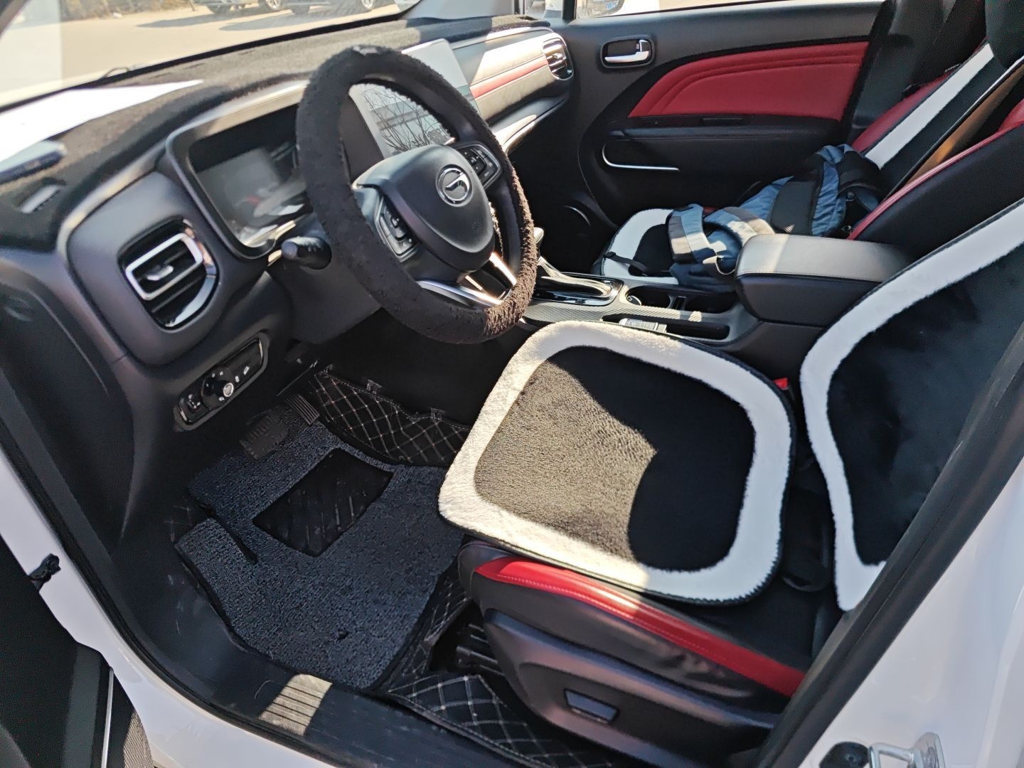 المقاعد الأمامية داخل السيارة