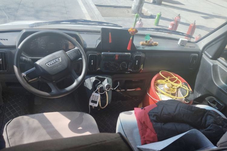 Used Iveco Daily 2023 2.5T A35M1 Short Wheelbase Low-Roof Single-Tire Side-Sliding Door 5-9 Seater
