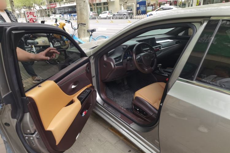 Used Lexus ES 2020 300h Deluxe Edition Driver Seat