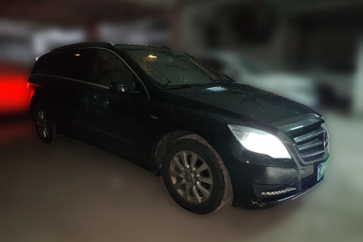 Used Mercedes-Benz R-Class 2017 R 320 4MATIC Business Edition Prestige Model Front Right 45 Deg