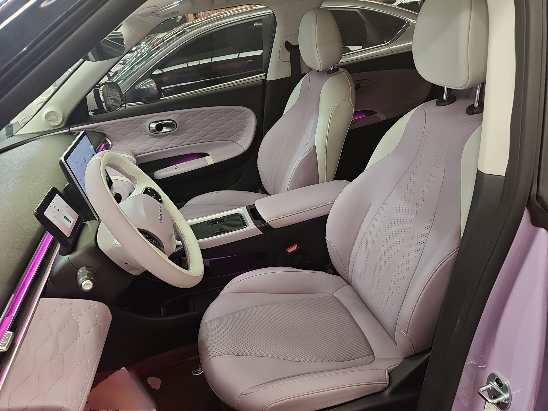 المقاعد الأمامية داخل السيارة