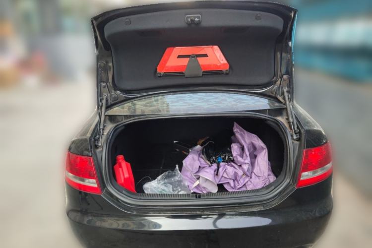 Used Audi A6L 2005 2.0T automatic standard version Trunk