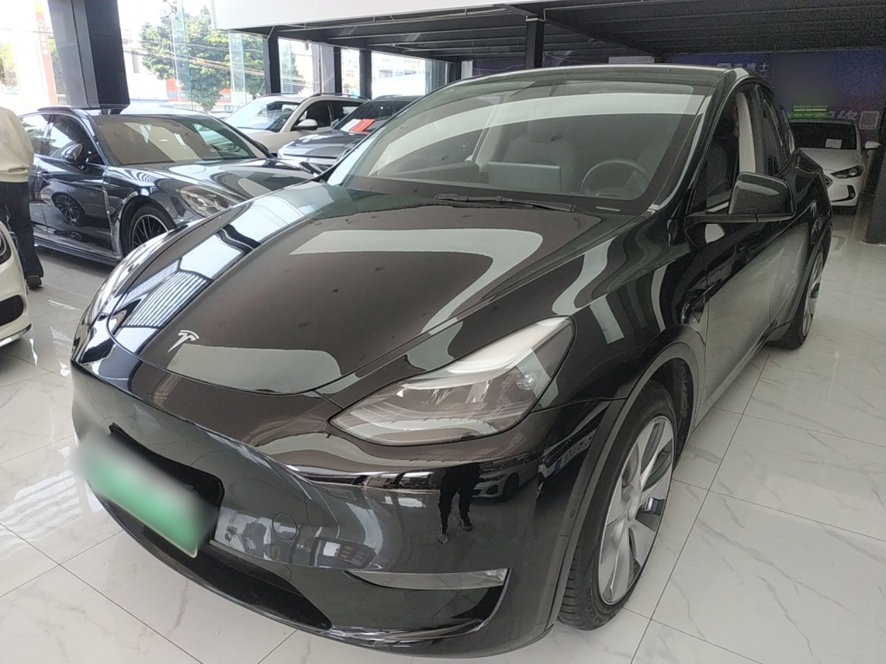 Под передней частью автомобиля