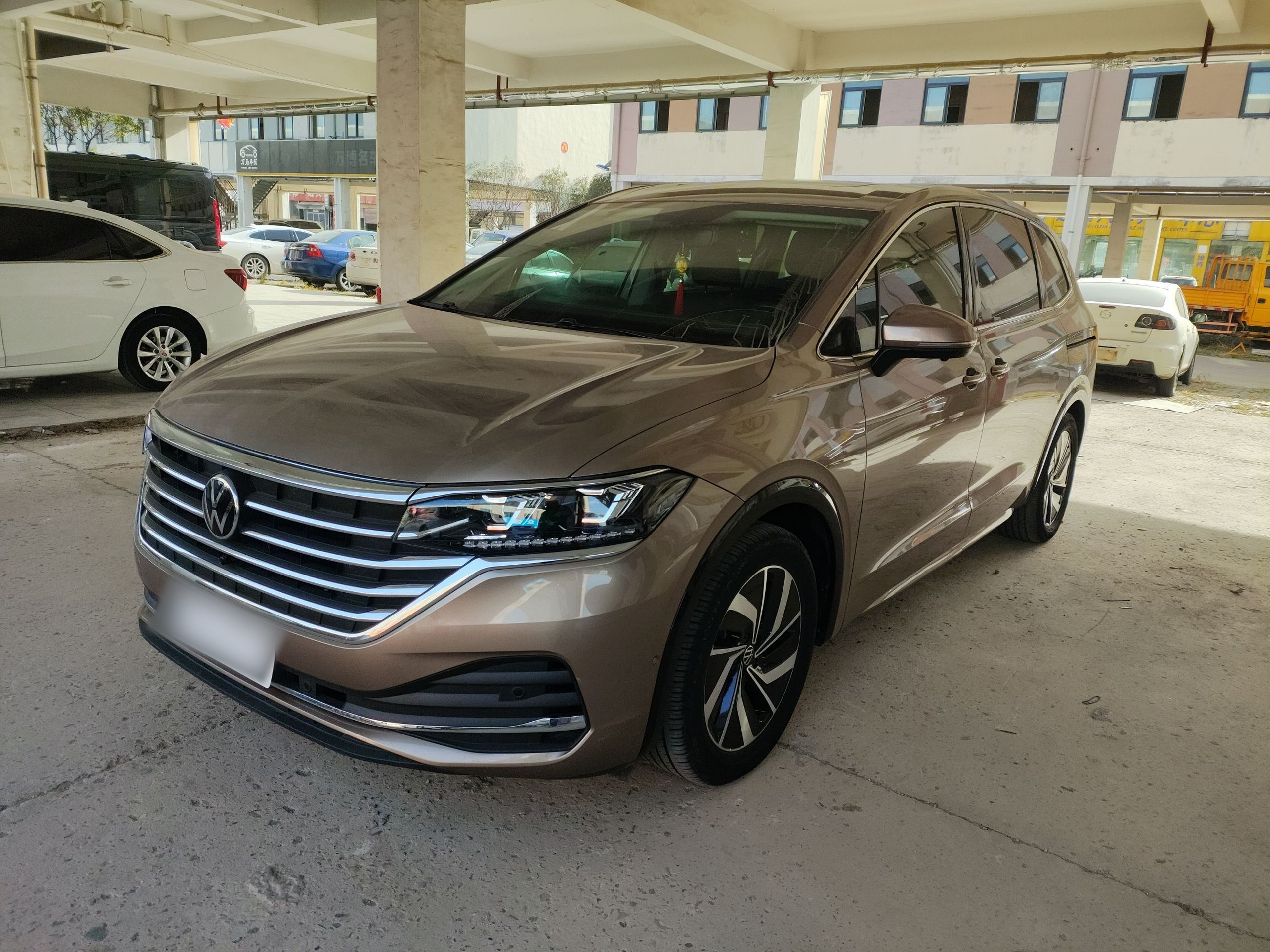Под передней частью автомобиля