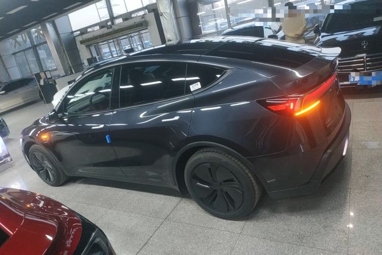 Used Tesla Model Y 2025 Long-Range All-Wheel-Drive Version Exterior 3