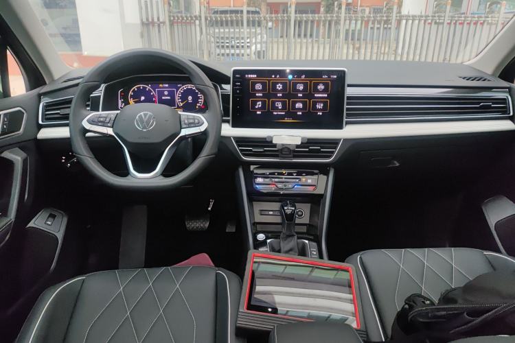 Used Volkswagen Tiguan L 2024 Outstanding Model 300TSI Automatic Two-Wheel Drive Longteng Edition Center Console