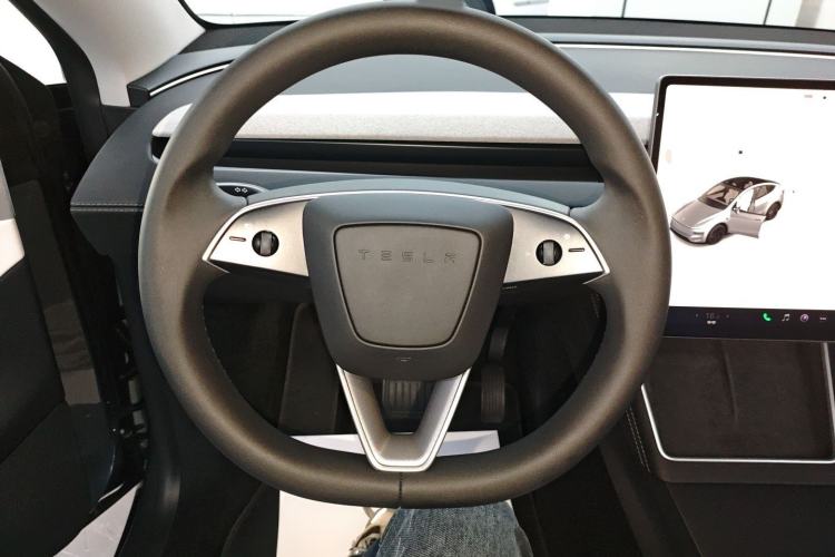 Used Tesla Model Y 2025 Rear-Wheel-Drive Version Steering Wheel
