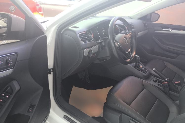 Used Volkswagen Sagitar 2017 230TSI Automatic Comfort Version
