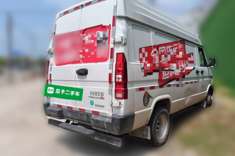 Used Iveco Daily 2025 2.5T V37 Van Transporter Green Lane Enhanced Version Mid-Chassis Mid-Roof Dual Tires
