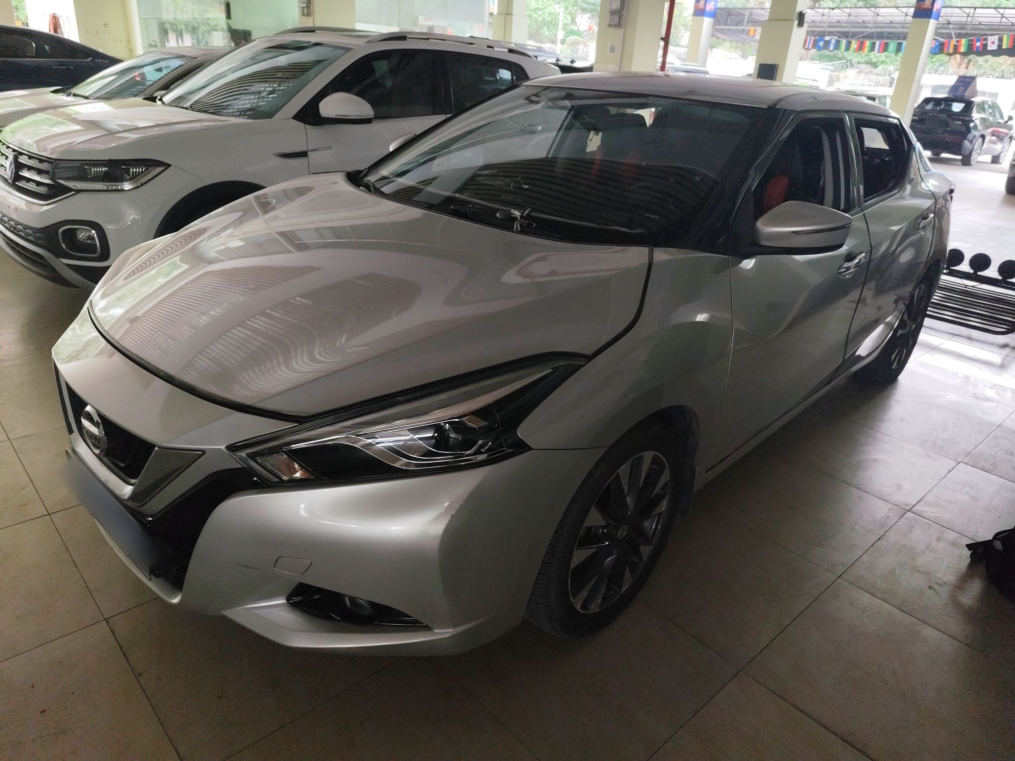 تحت مقدمة السيارة