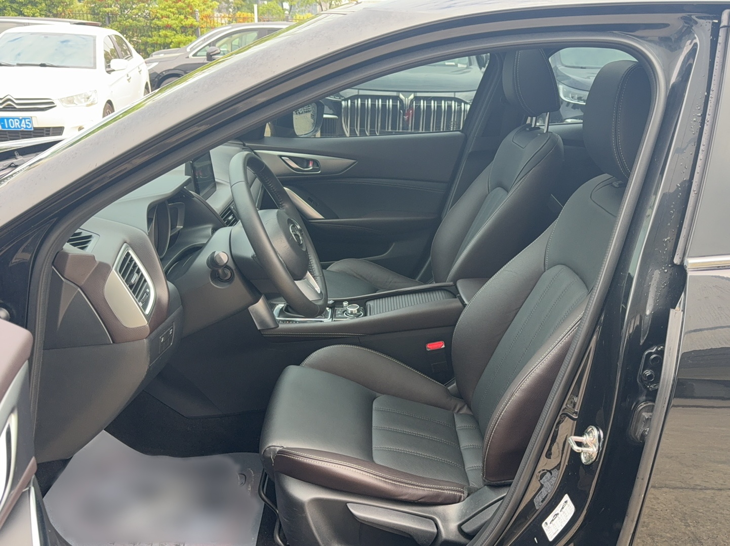 المقاعد الأمامية داخل السيارة