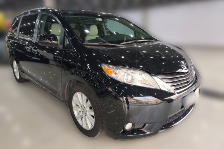 Used Toyota SIENNA 2015 3.5L Two-Wheel Drive LE Front Right 45 Deg