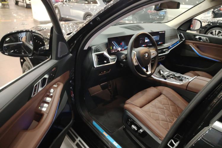 Used BMW X7 2023 xDrive40i Luxury Package with Leading Features Driver Seat