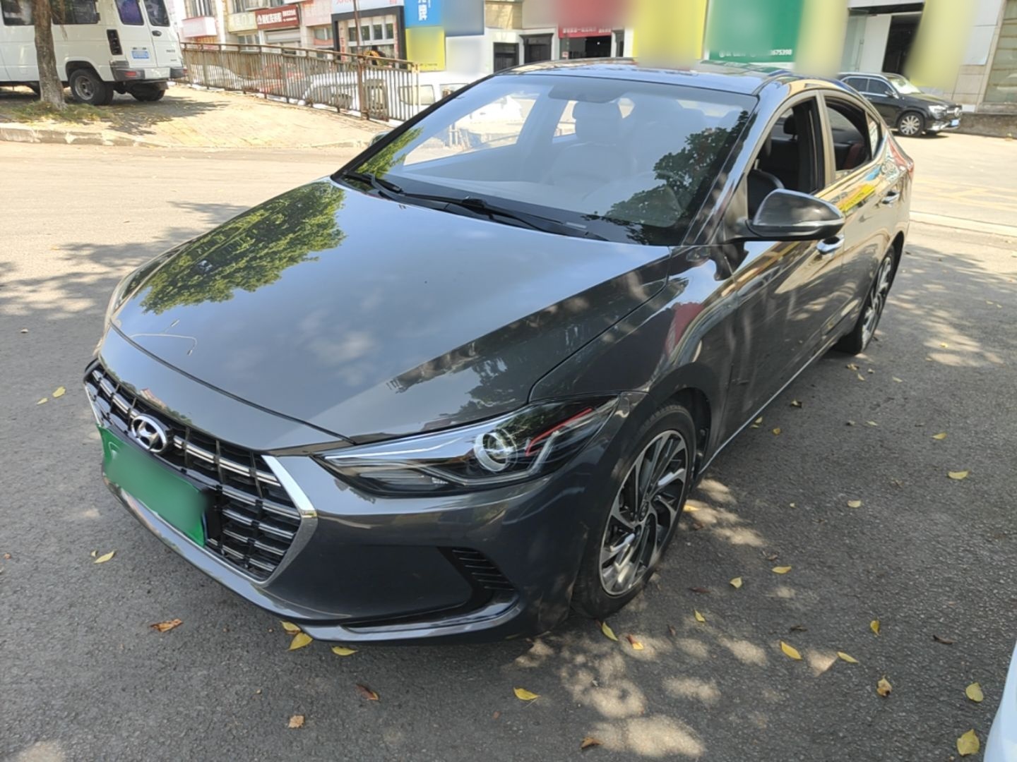 Unter der Vorderseite des Autos