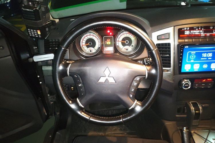 Used Mitsubishi Pajero 2015 3.0L Automatic Luxury Version China V Standard Steering Wheel