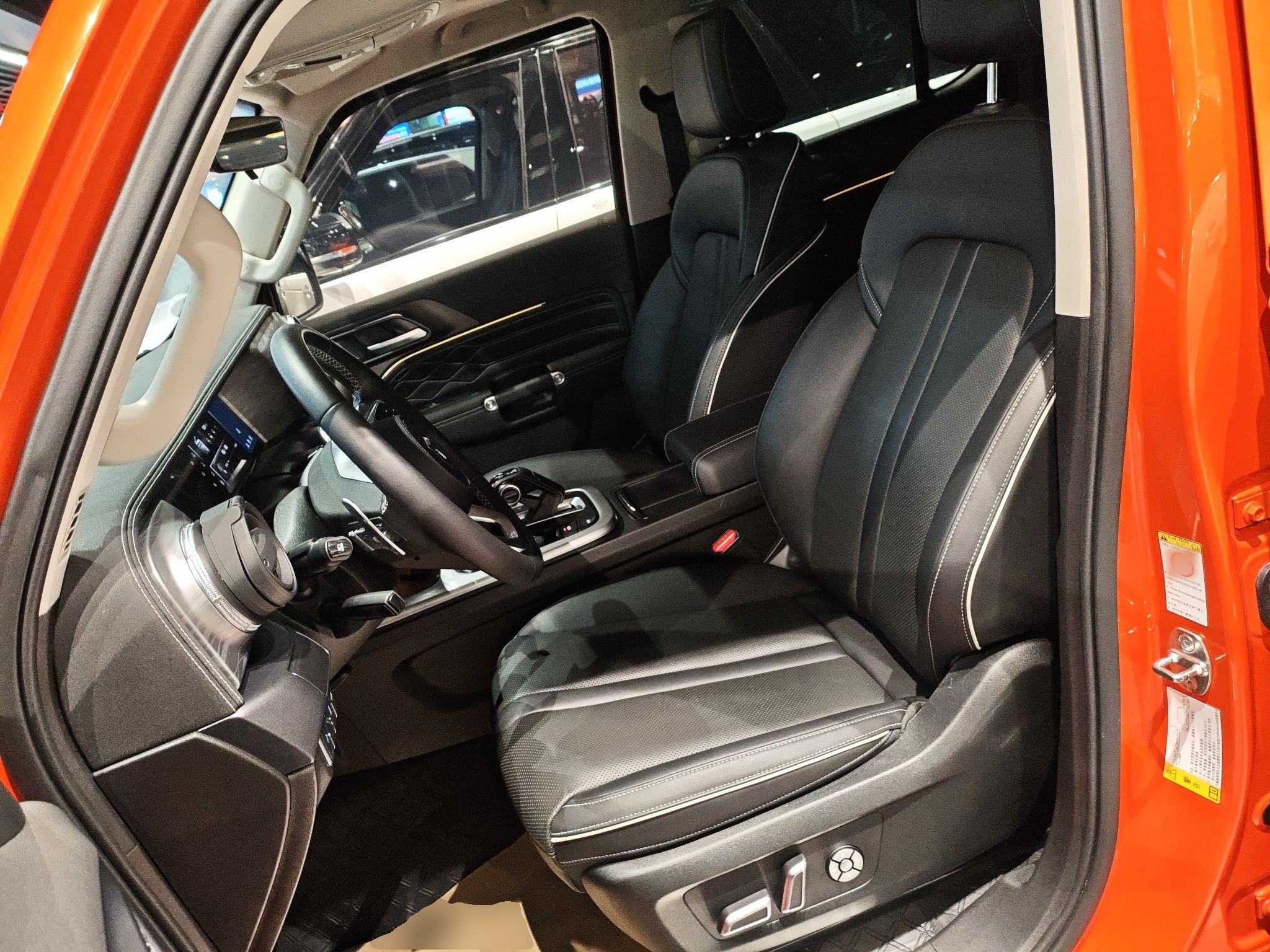 المقاعد الأمامية داخل السيارة