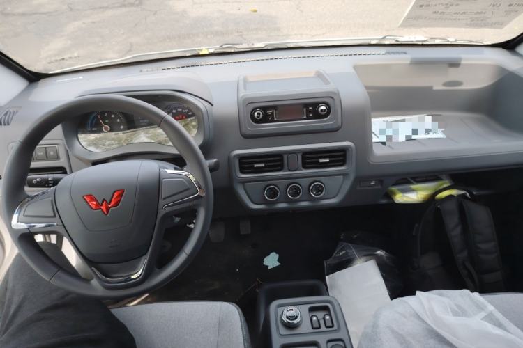 Used Wuling Yangguang 2024 300KM Comfort Version Passenger Van 75kW