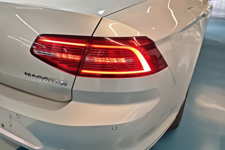 Used Volkswagen Magotan 2018 Facelift 330TSI DSG Luxury Model Right Rear Taillight