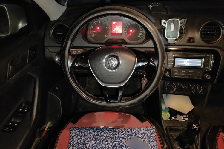 Used Volkswagen Jetta 2015 Zhuihui Edition 1.4L Manual Fashion Model Steering Wheel