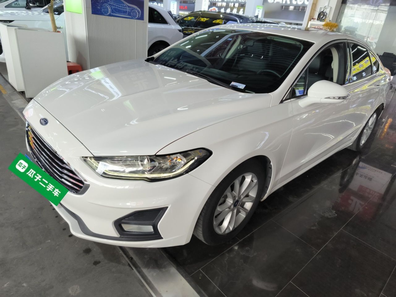 تحت مقدمة السيارة