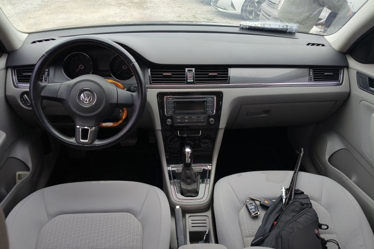 Used Volkswagen Bora 2015 Qihui Edition 1.6L Automatic Fashion Model Center Console