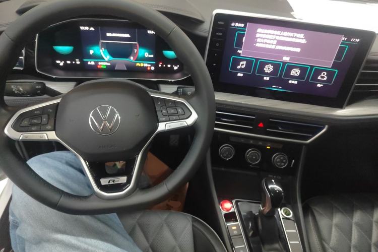 Used Volkswagen Sagitar 2023 300TSI DSG Excellence Edition Center Console