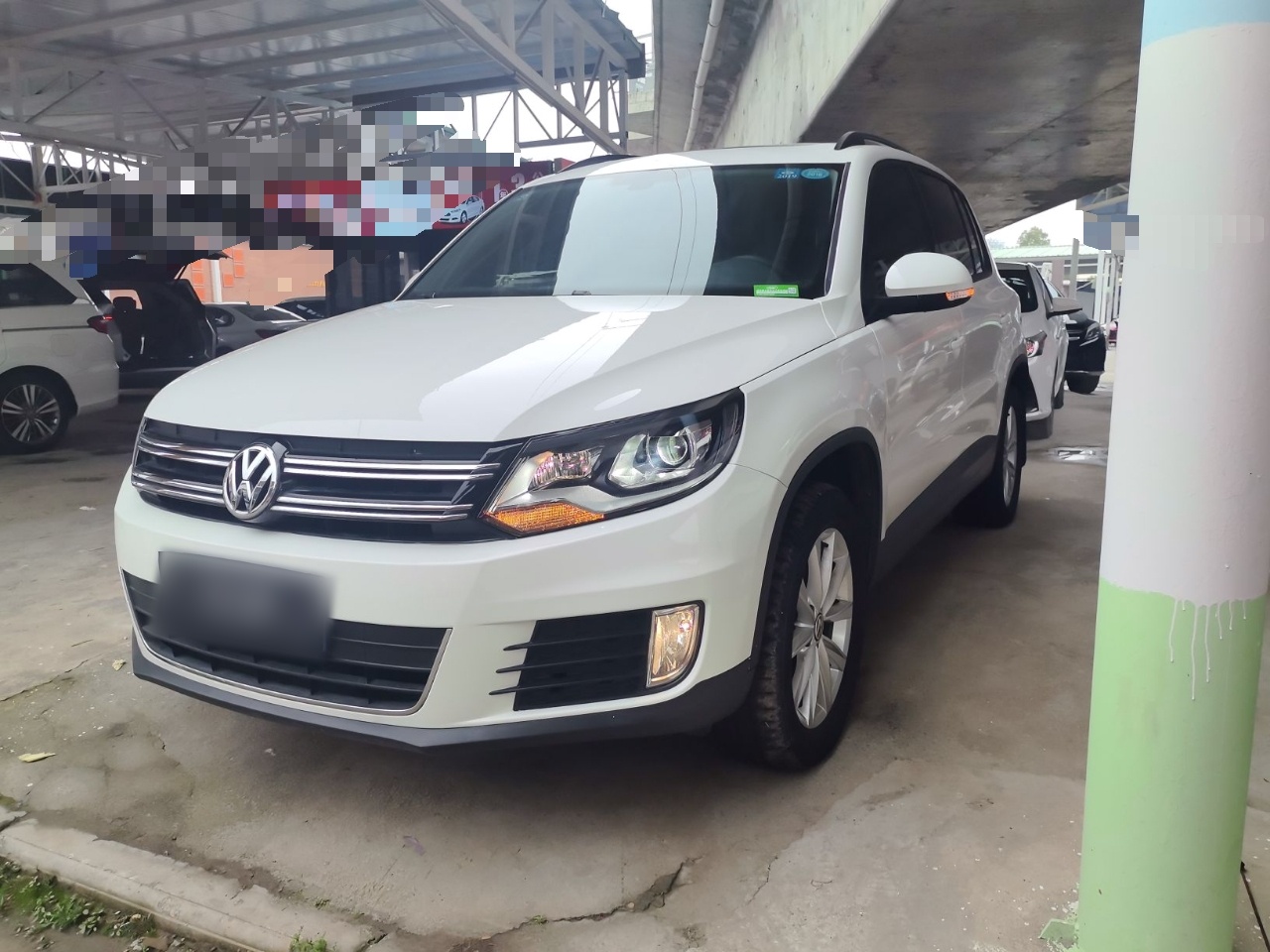 Под передней частью автомобиля