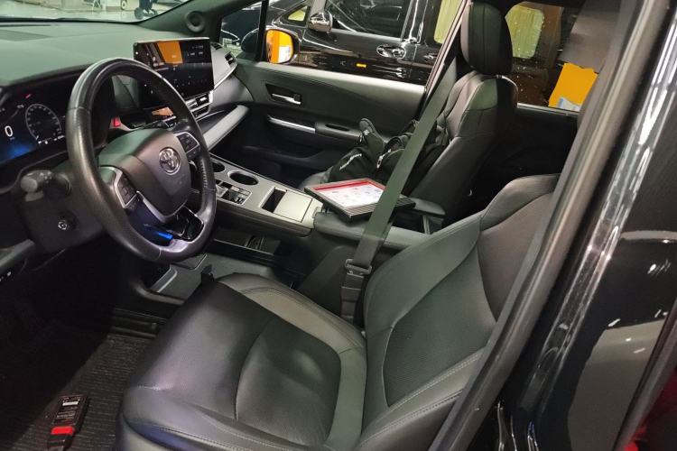 Used Toyota Sienna 2021 2.5L Hybrid Platinum Edition