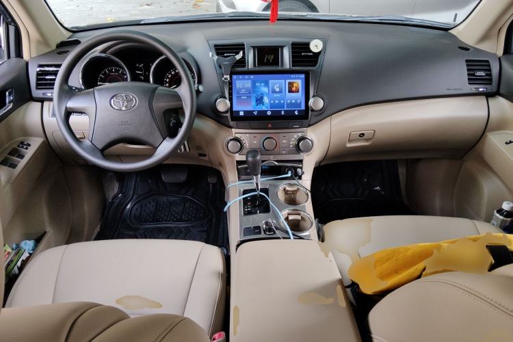 Used Toyota Highlander 2012 2.7L Two-Wheel Drive 7-Seater Elite Edition Center Console