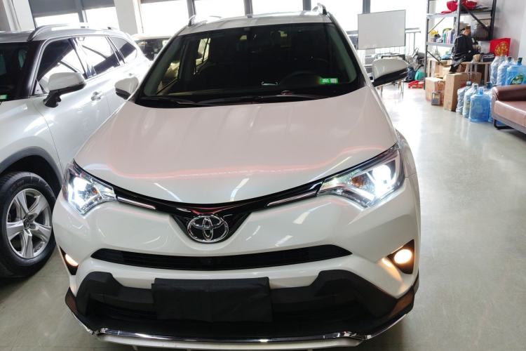 Used Toyota RAV4 2016 2.0L CVT Two-Wheel Drive Fashion Edition China V Standard
