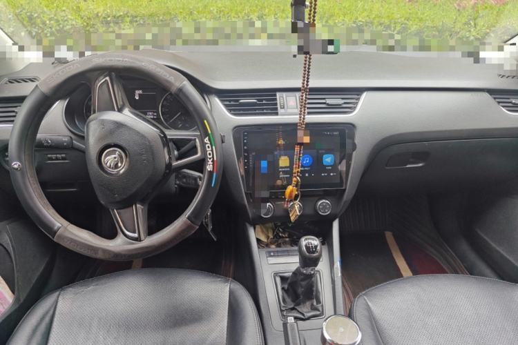 Used Skoda Octavia 2017 Classic Model 1.6L Manual Comfort Edition Center Console