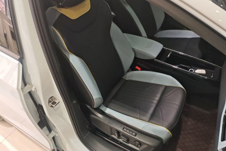 Used Volkswagen ID.4 X 2023 Ultra-Intelligent Long-Range Version Right Front Seat