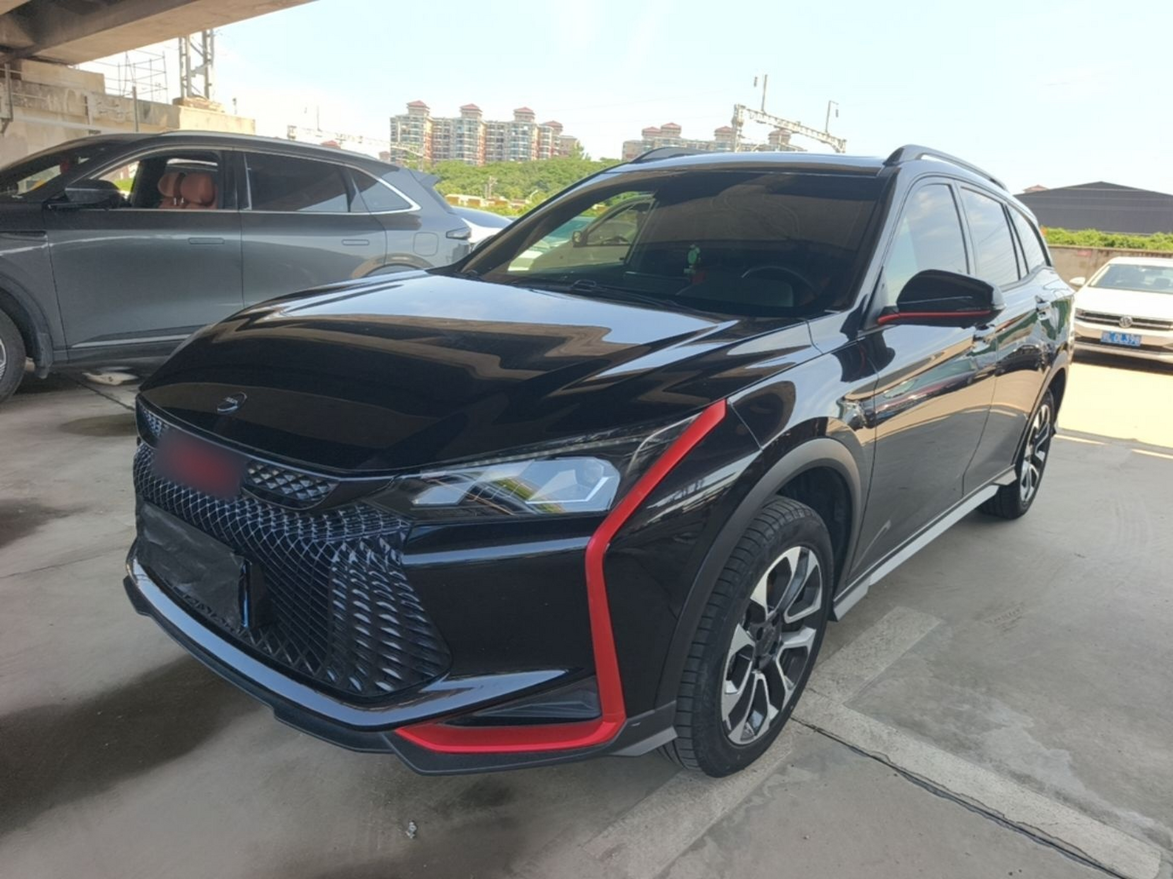 Под передней частью автомобиля