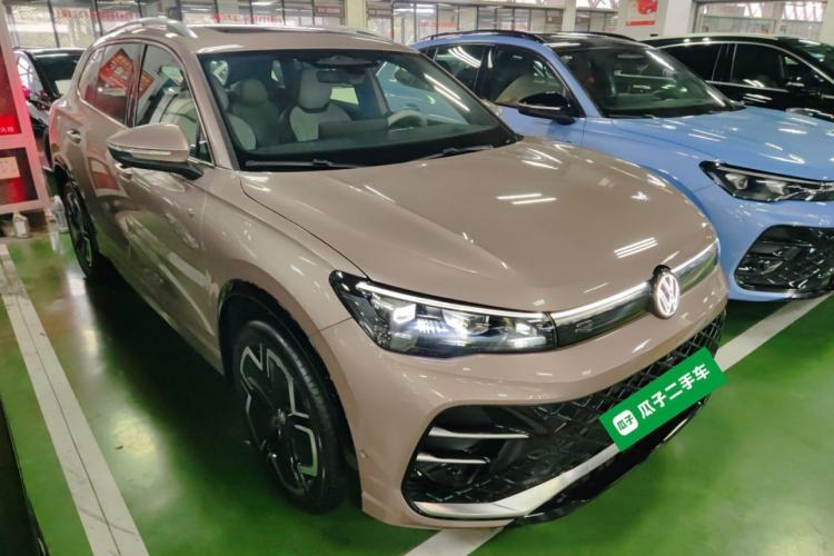 Used Volkswagen Tiguan L 2024 PRO 330TSI Two-Wheel Drive R-Line Smart Edition Front Right 45 Deg