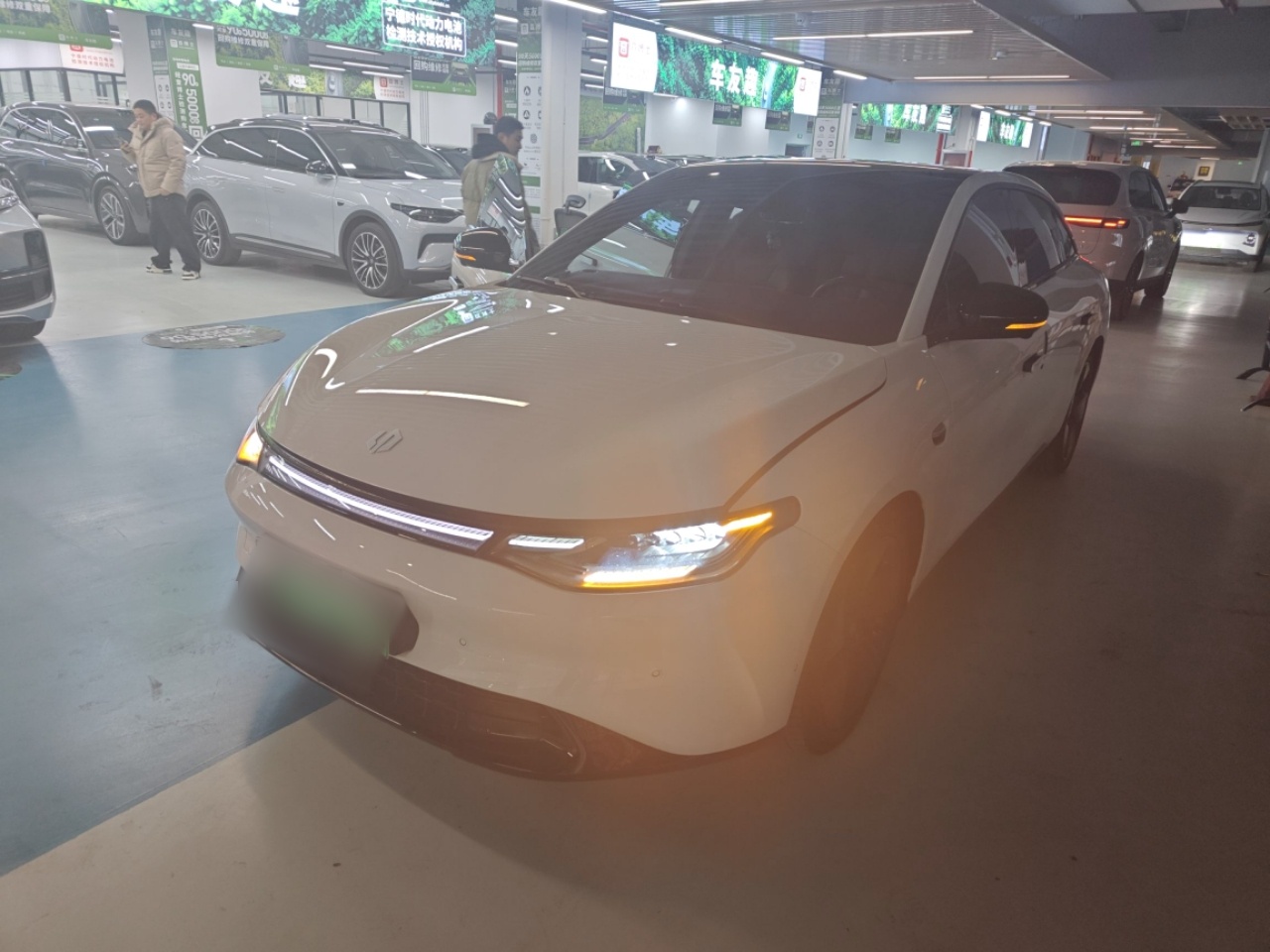 تحت مقدمة السيارة