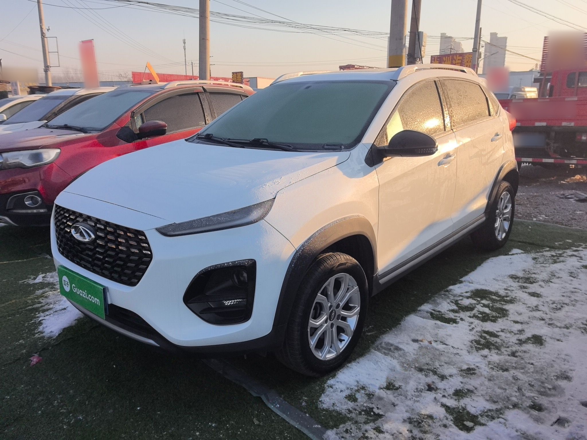 تحت مقدمة السيارة